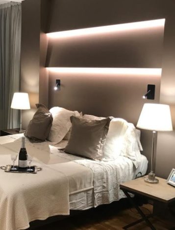 Cabecero de cama con luz LED y diseño de carpintería a medida en Barcelona