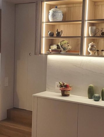 Cocina de madera con iluminación integrada, diseño personalizado en Barcelona