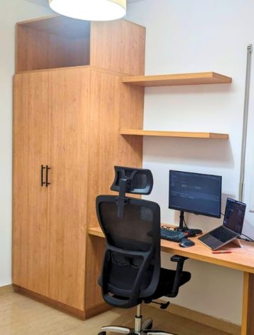 Mueble de oficina a medida en madera con escritorio y estanterías en Barcelona